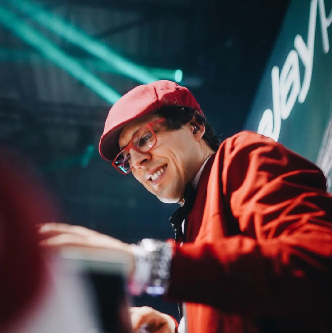 DJ-Team bei Auftritt für unvergessliche Partystimmung.